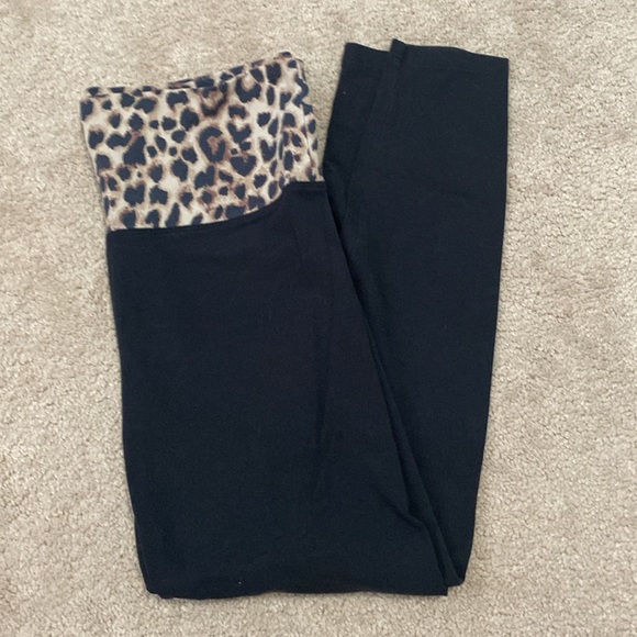 Victoria secret leggings women’s small animal print and black bottoms - Picture 6 of 10